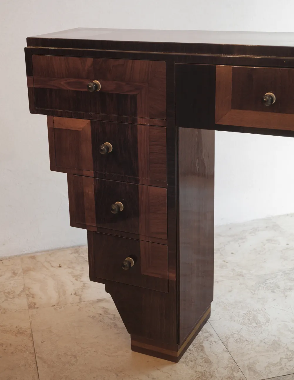 Consola antiga com vários gavetas e design exclusivo