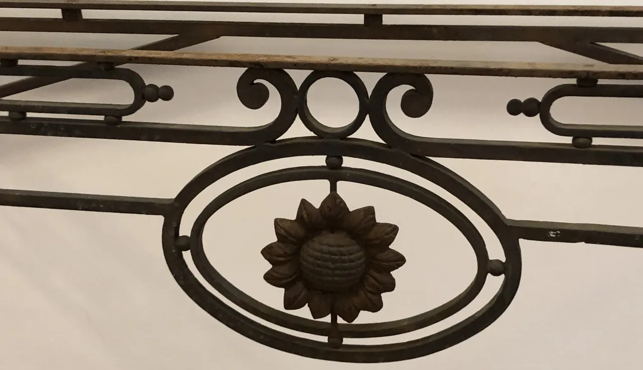 古いコンソールテーブル、花の装飾デザイン