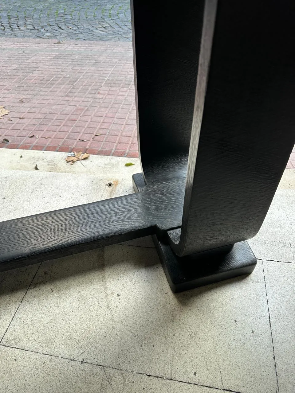 vista de una consola antigua con diseño elegante