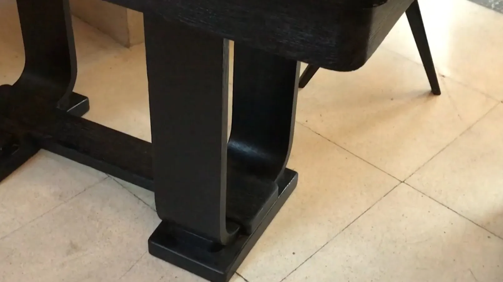 antigua consola con bases elegantes en un ambiente claro