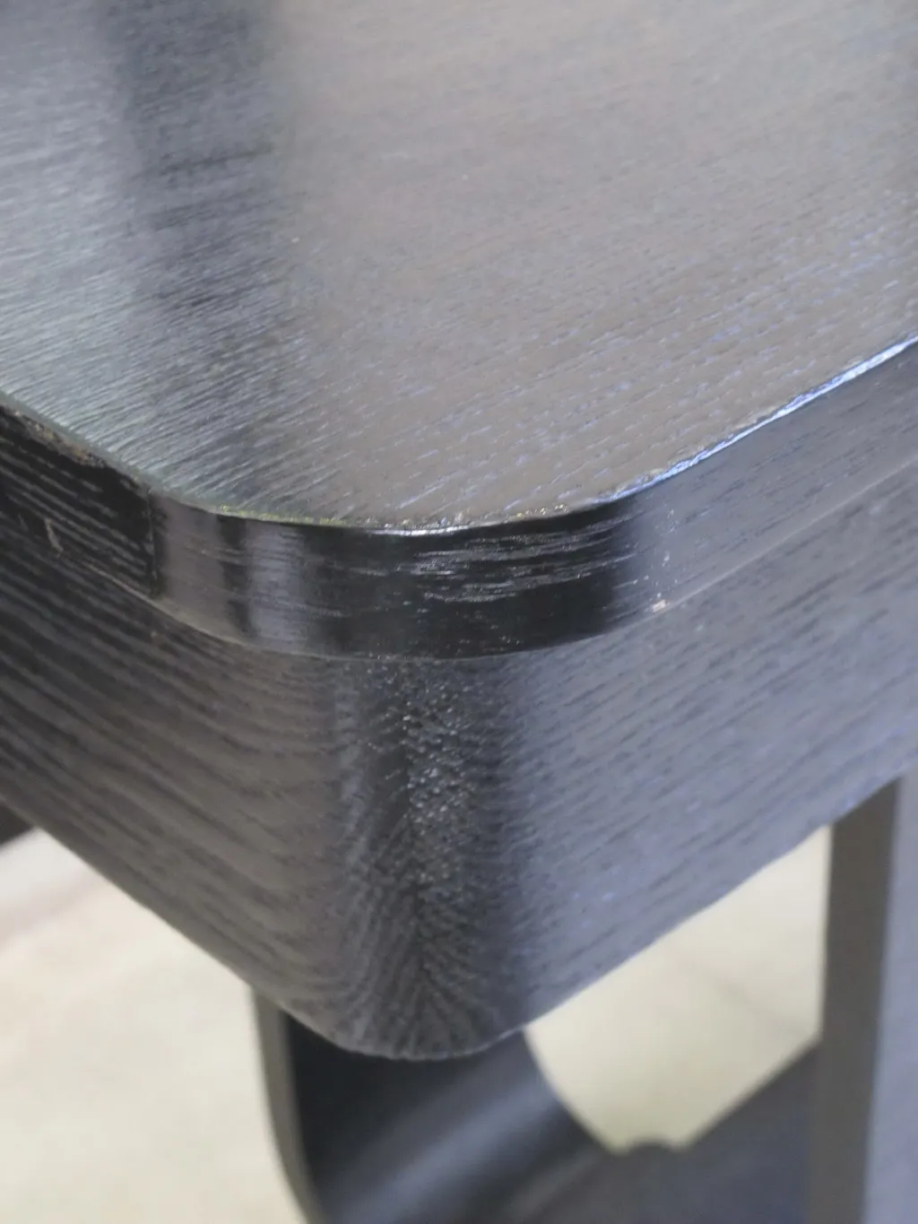 gros plan sur une antique table console élégante