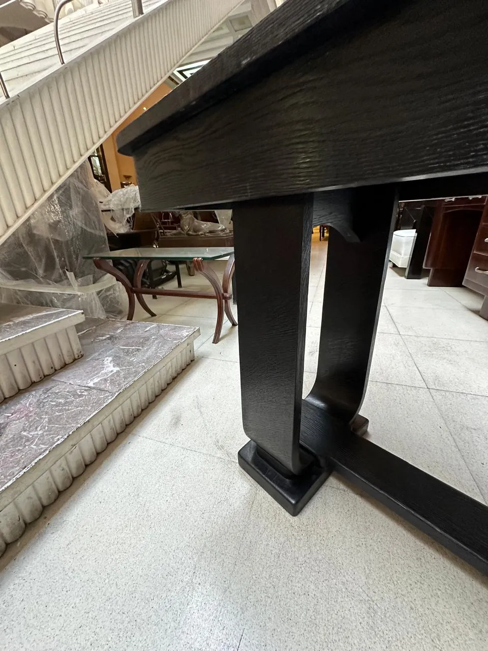 consola antiga com pernas elegantes em um ambiente elegante