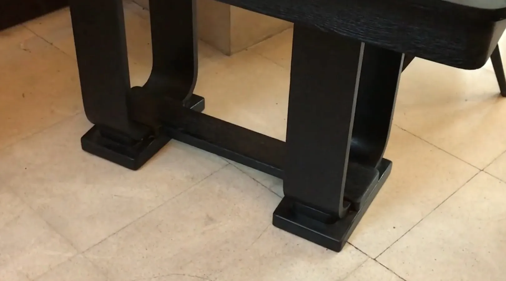 Detail einer antiken Konsole mit stabiler Konstruktion in einem eleganten Ambiente.