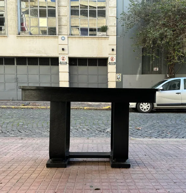 vista frontale di una elegante consolle antica nera