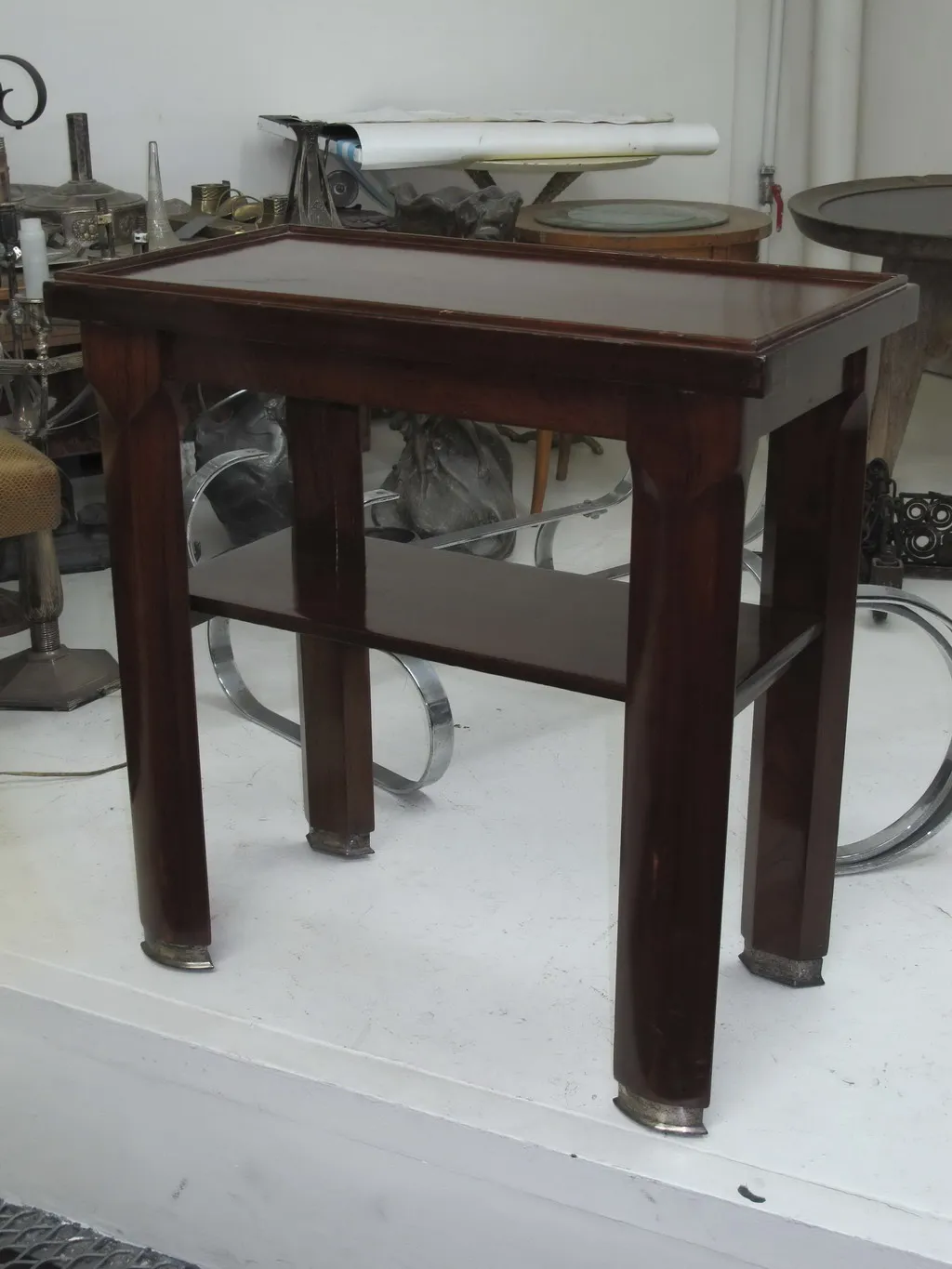 ancienne table console avec une étagère inférieure, fond blanc