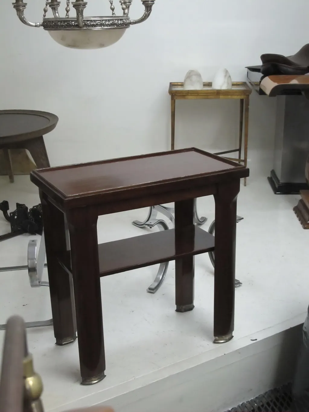 table console antique avec étagère inférieure, dans un environnement décoratif