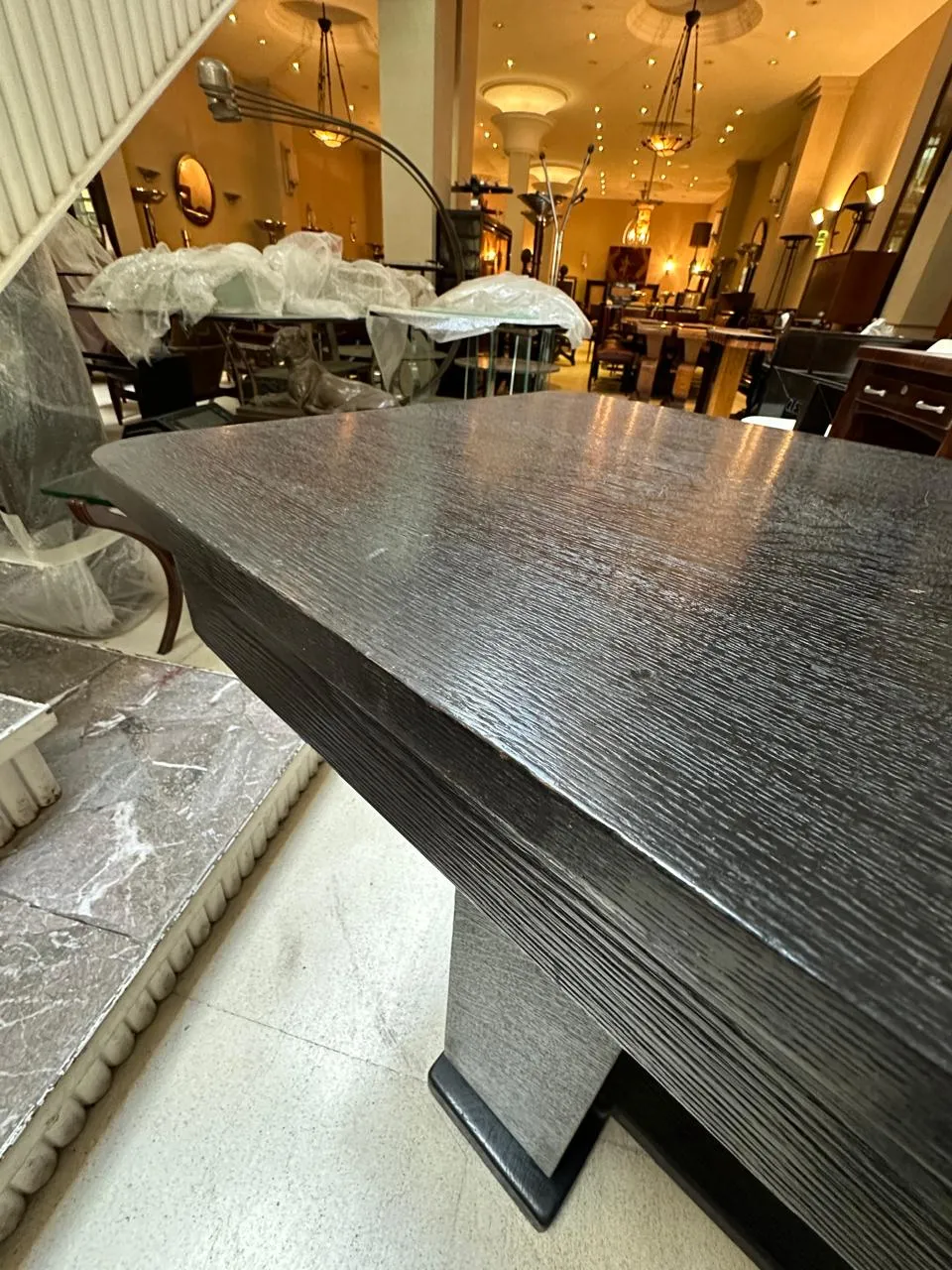 consola antigua con diseño elegante en un entorno acogedor