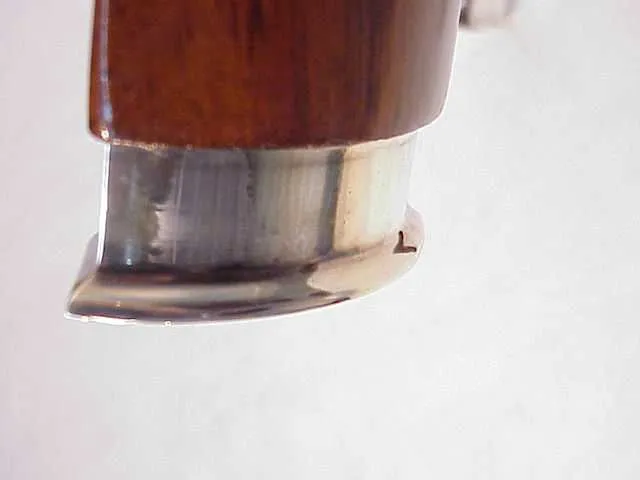 Détail de la base individuelle d'une ancienne console.