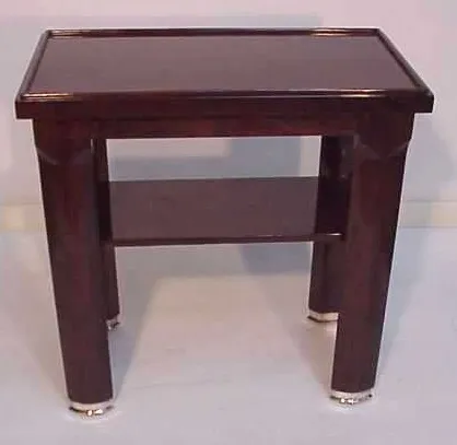 antigua consola con patas y estante inferior oscuro