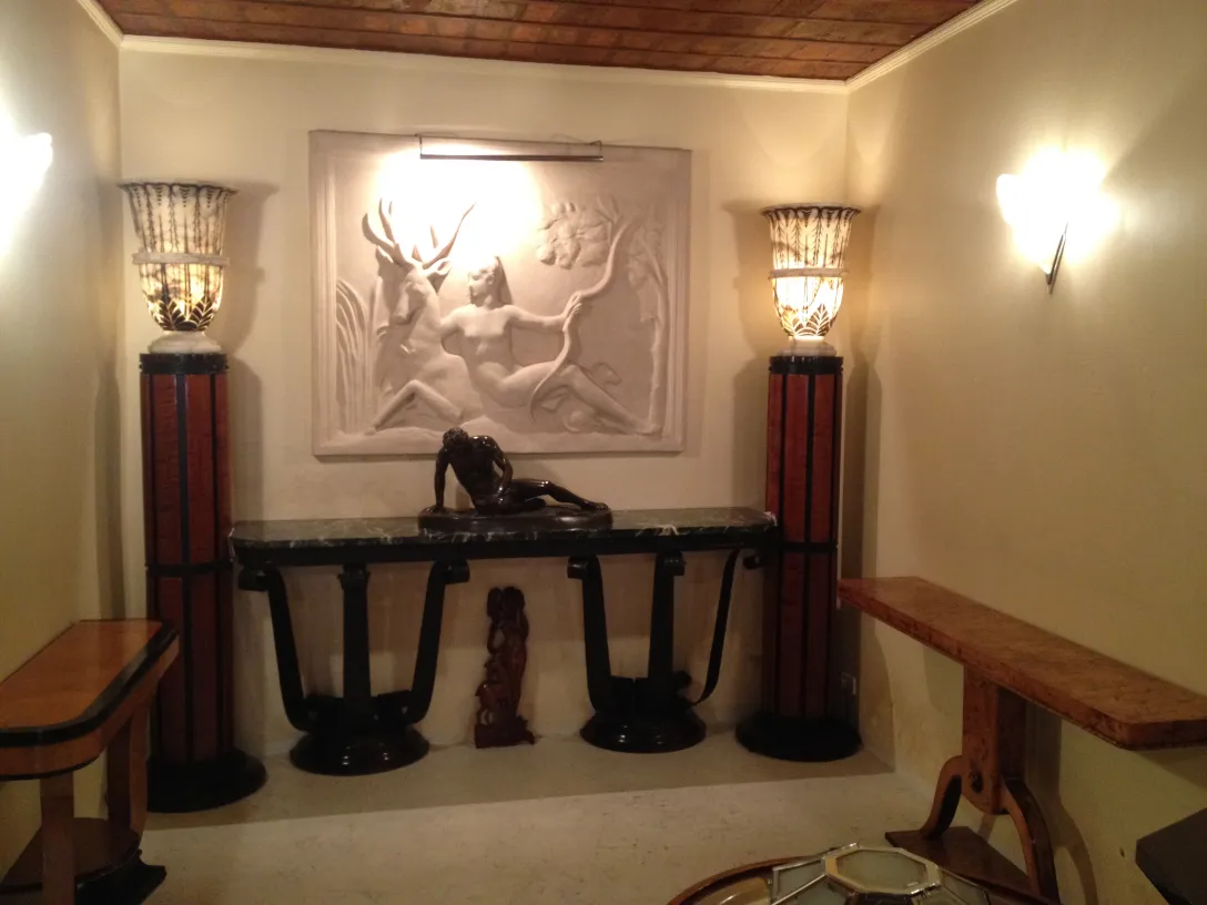 Console antica decorativa di raymond subes con sculture e luci.