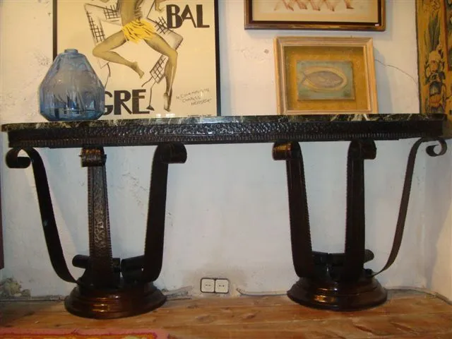 Consola antiga com design exclusivo e detalhes artísticos