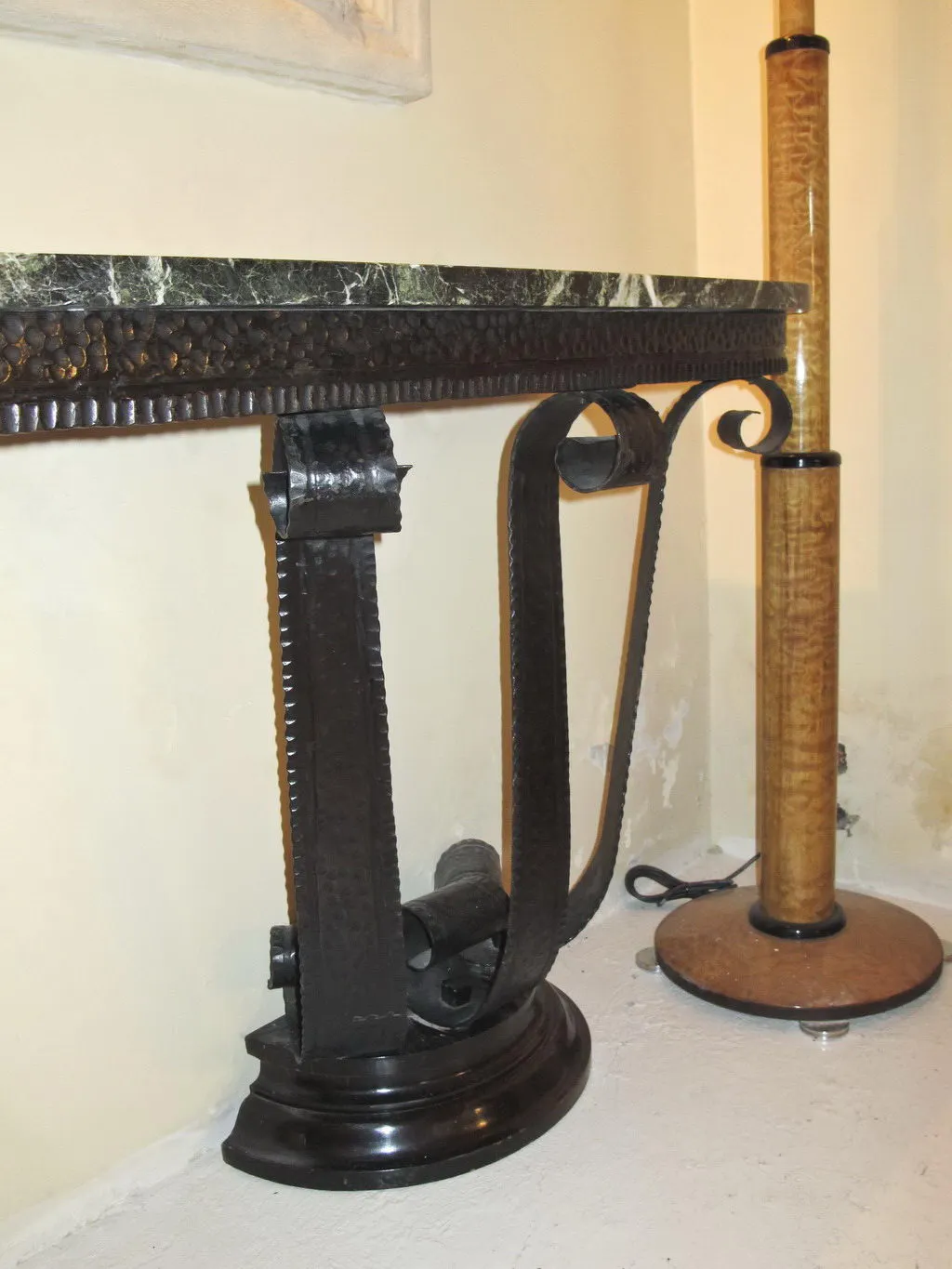 antiga consola com design decorativo e suporte estilizado