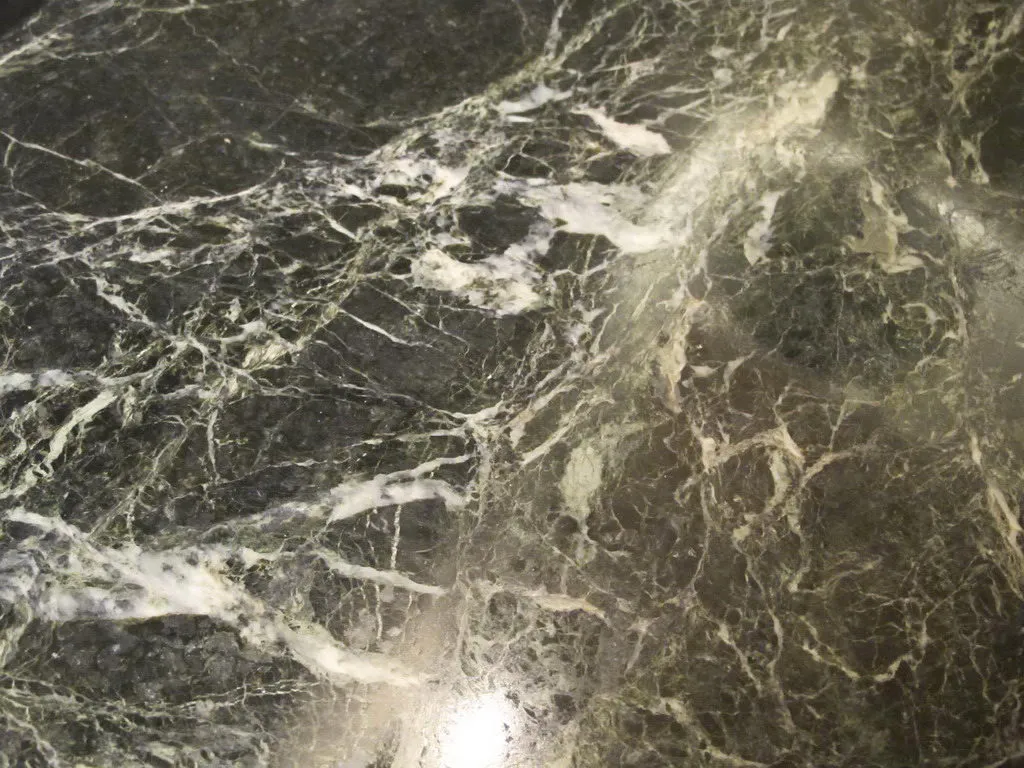 古董控制台桌的表面，带有浅色纹理