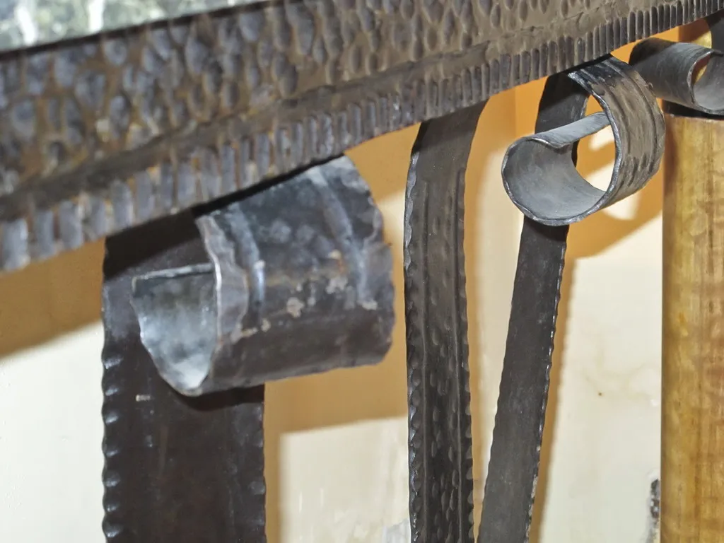 detalhes da consola antiga com elementos decorativos