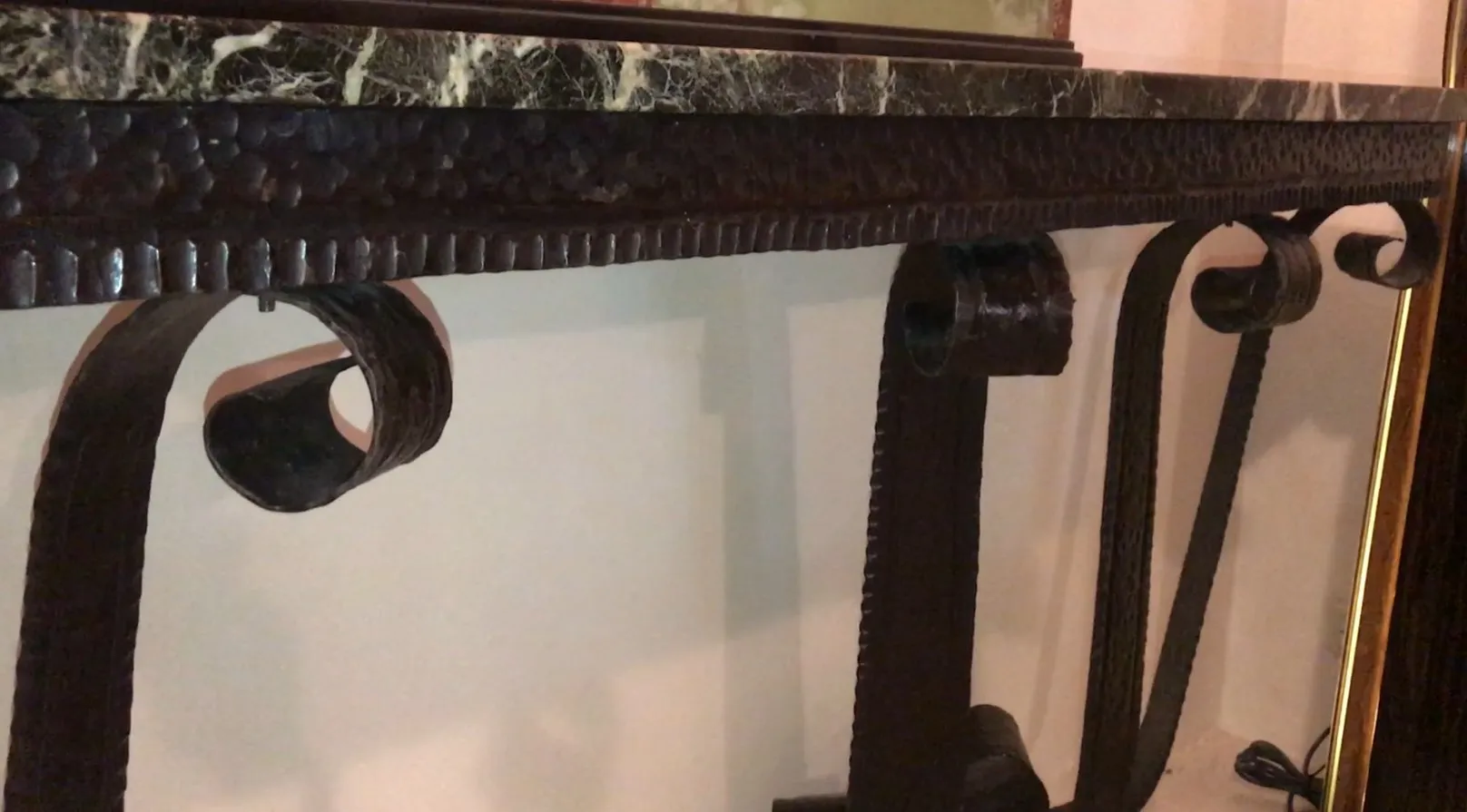 dresuar ancien avec finition décorative dans le contexte