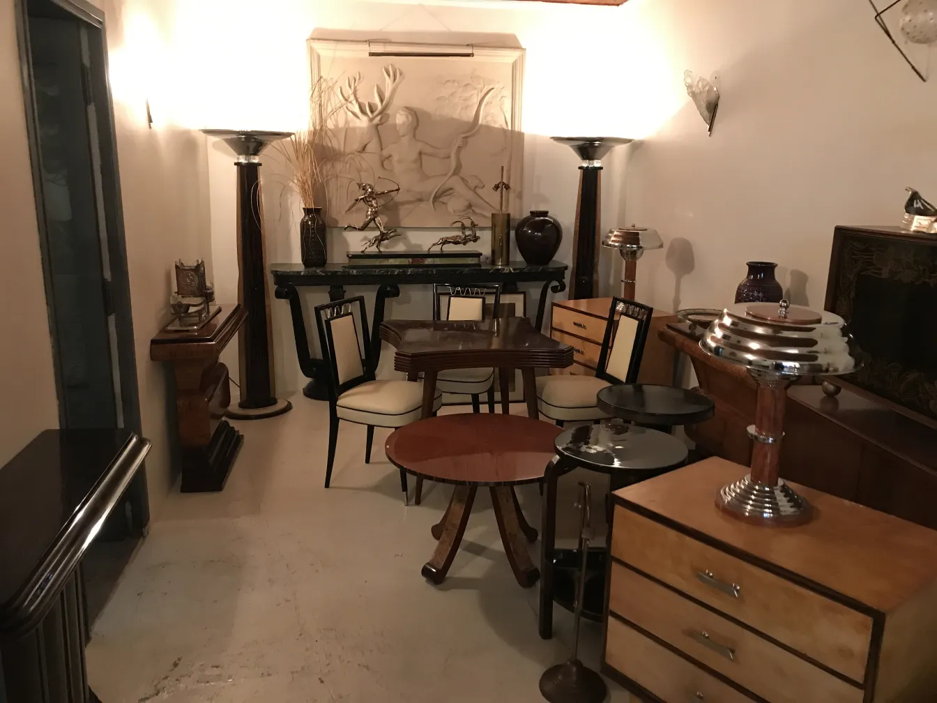 Dresuar ancien élégant avec des détails subtils, ambiance chaleureuse.