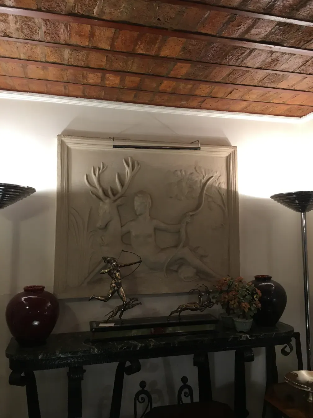 console ancienne décorative avec des sculptures et des vases