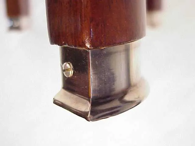 détails d'une table console ancienne avec métal