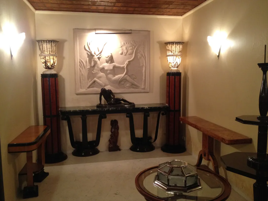 Antique console with decorative details, elegant ambiance.