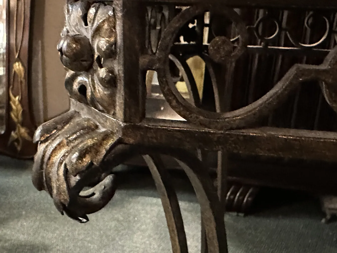 antica console decorativa con dettagli intagliati e design ornato