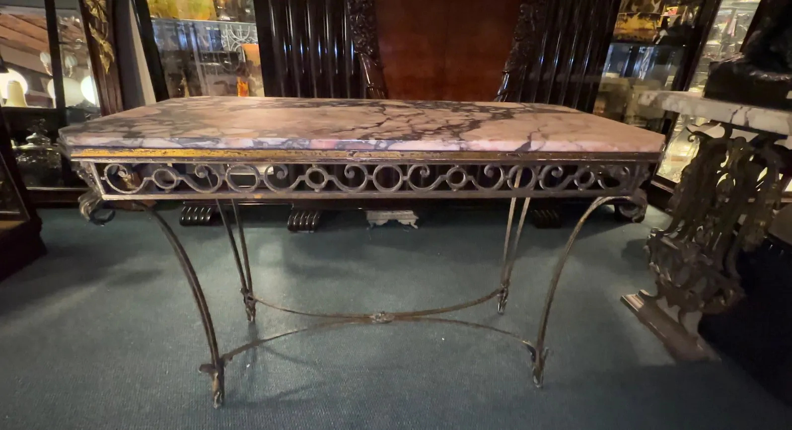 consola antigua con un diseño ornamentado y mármol