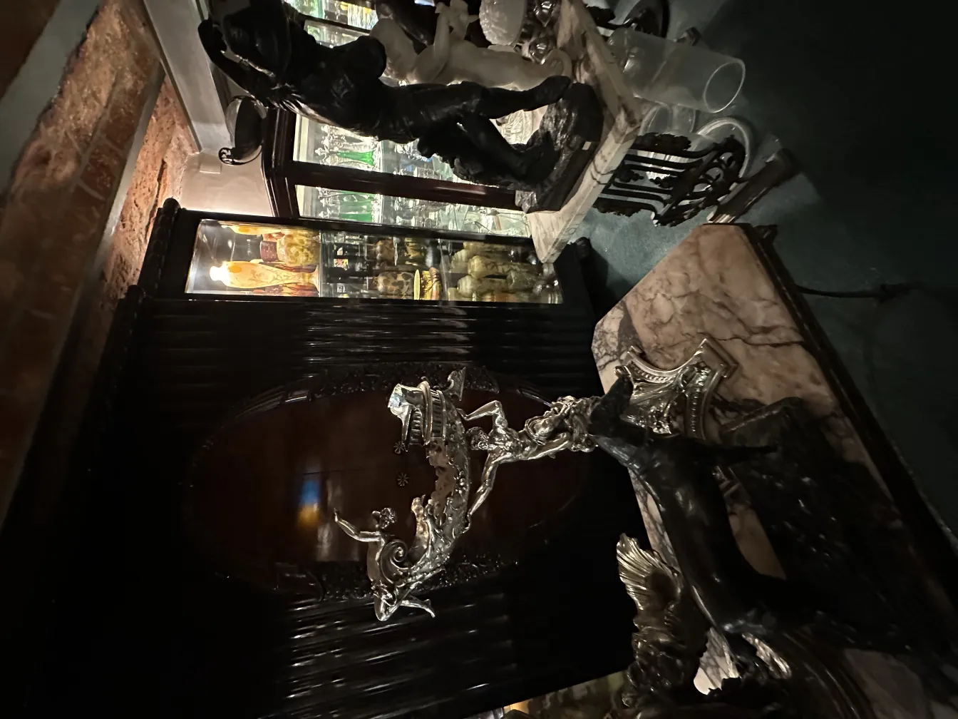 Antica console decorativa con intagli raffinati e dettagli intricati.