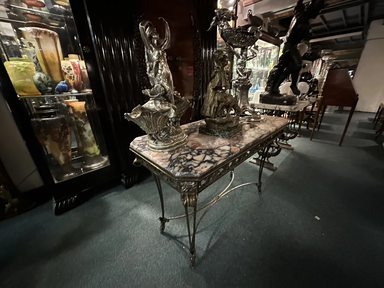 antica consola decorativa con statue sopra