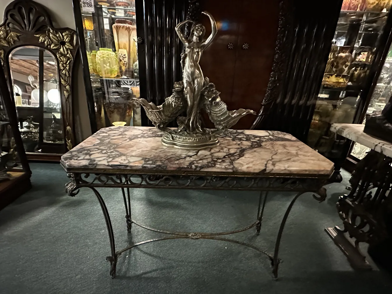 ancienne console décorative avec design élégant et figures
