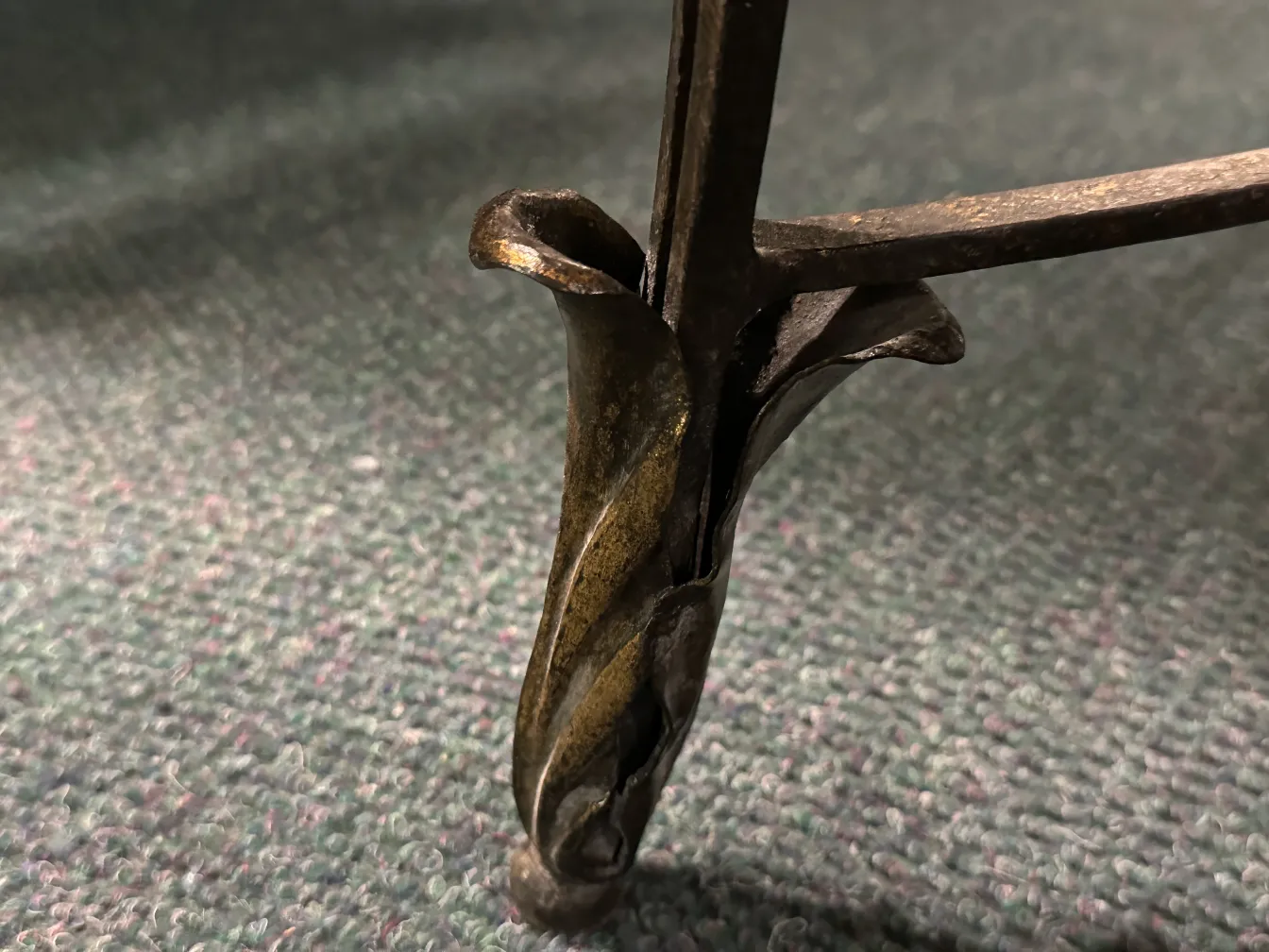 detalle de la pata de una antigua consola decorativa, ambiente neutro