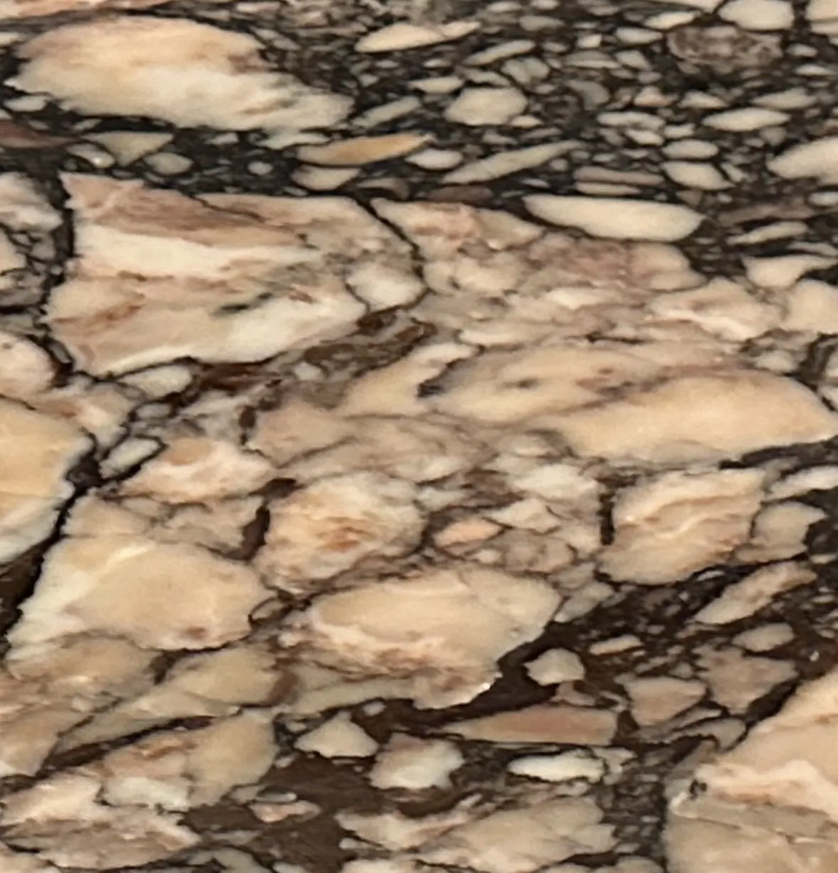 Consola antica dettagliata con design accattivante in tonalità chiare e scure