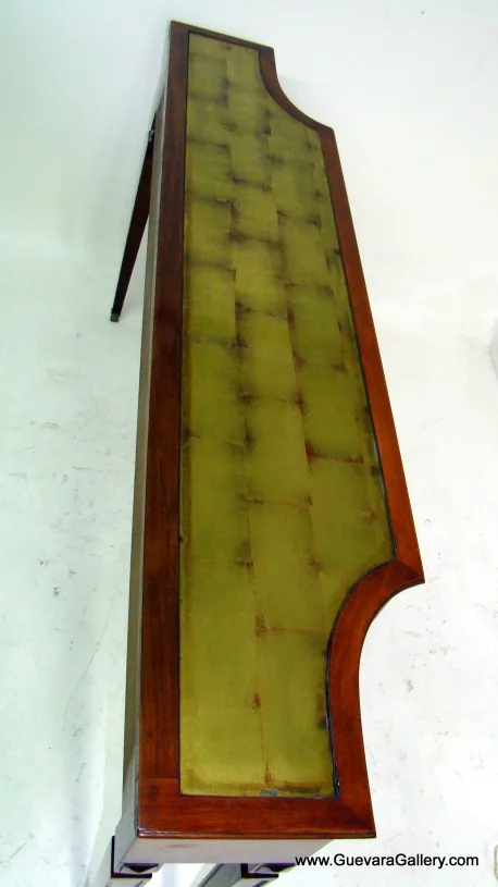 vista de cima de uma antiga consola com design elegante em tom verde