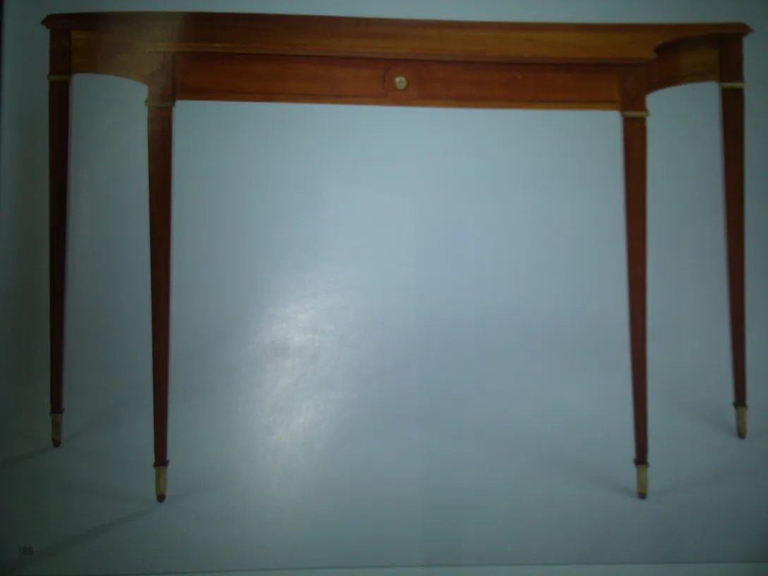 Antiker dresuar Comte mit elegantem Design und schlanken Beinen