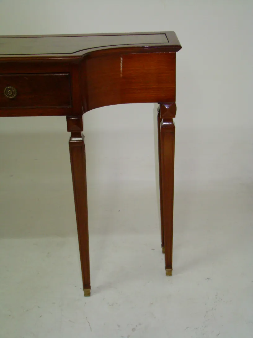 Mobili dresuar antico con cassetto e gambe dritte, ambiente elegante.