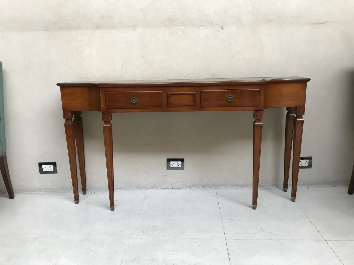 Antigua consola sencilla con cajones y patas rectas.