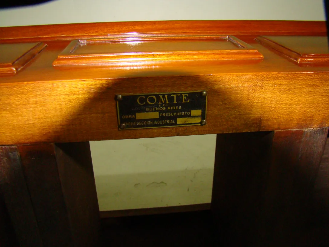 uma antiga consola com a etiqueta COMTE