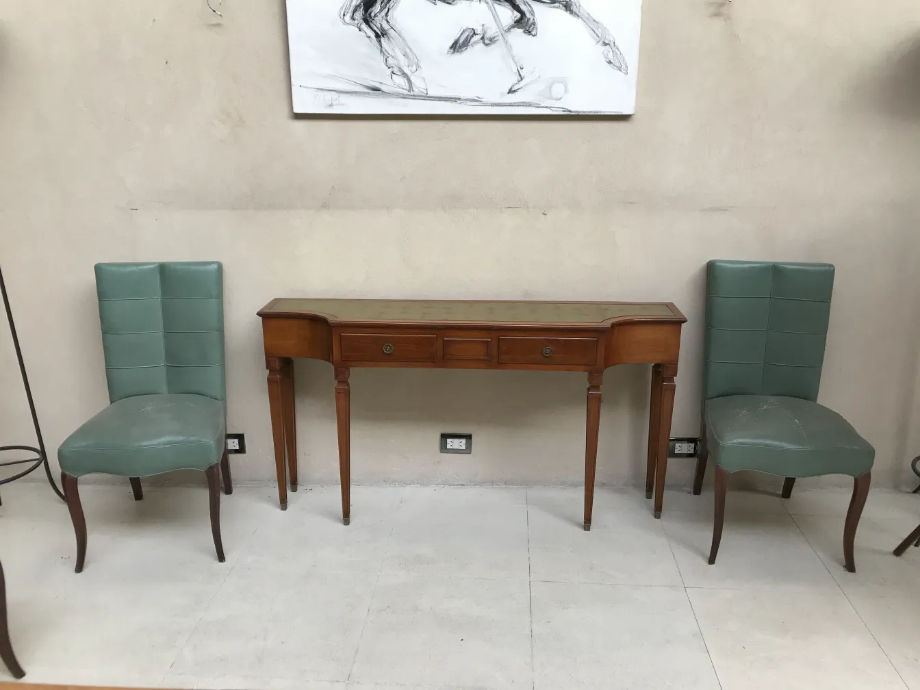 vista de uma antiga consola comte com duas cadeiras ao lado