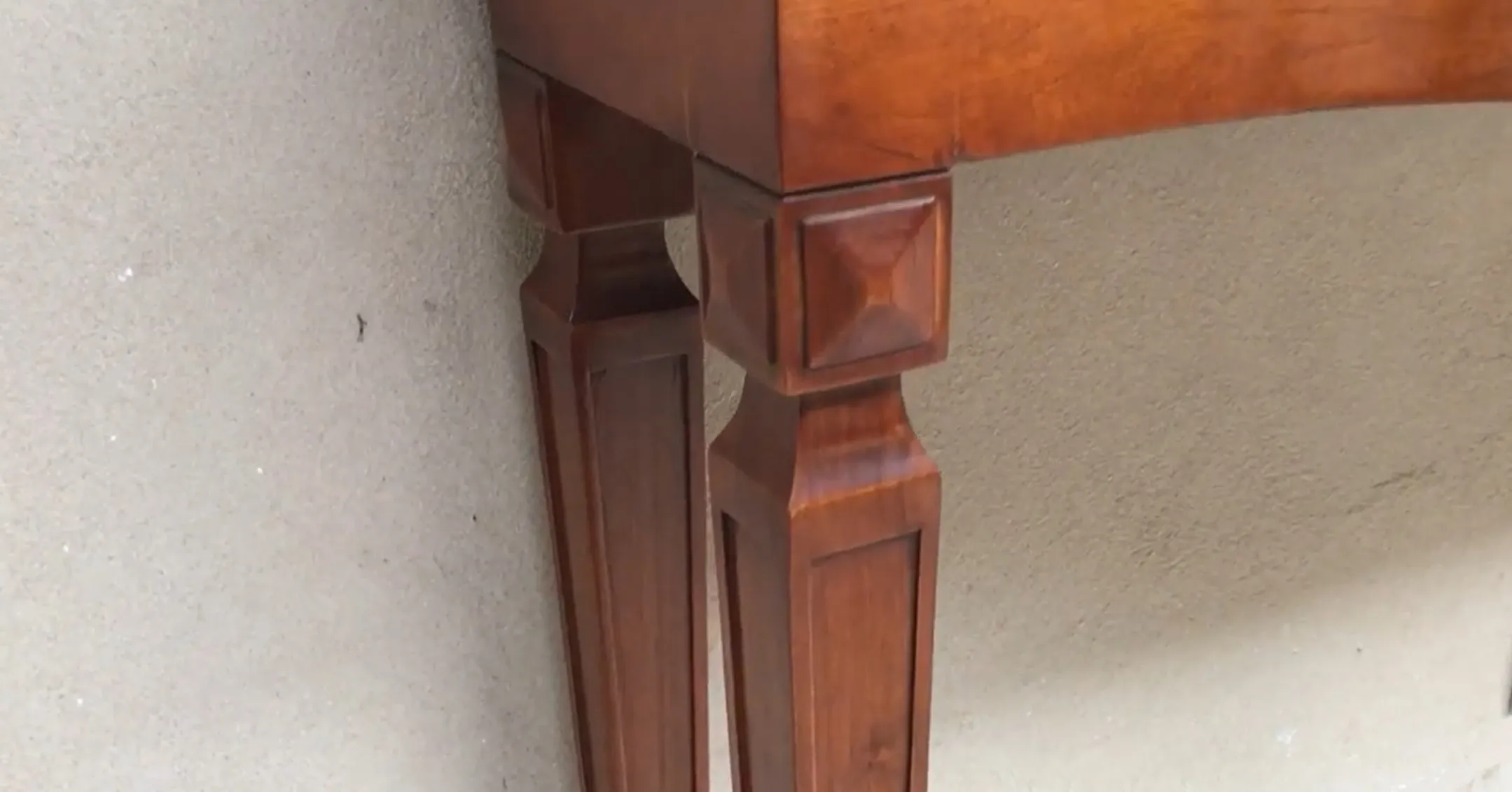 detalhe de uma antiga consola com pernas decorativas esculpidas