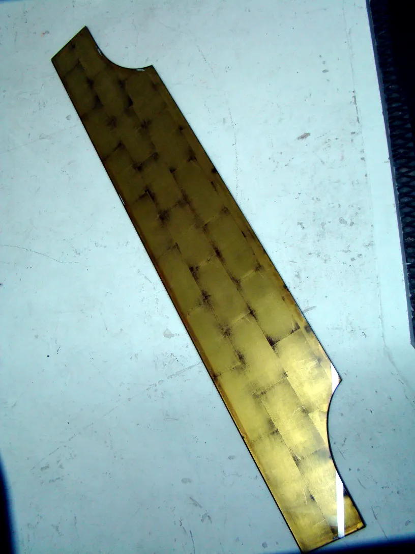 طاولة وحدة التحكم القديمة من نمط كومتي، أنيقة وزخرفية.