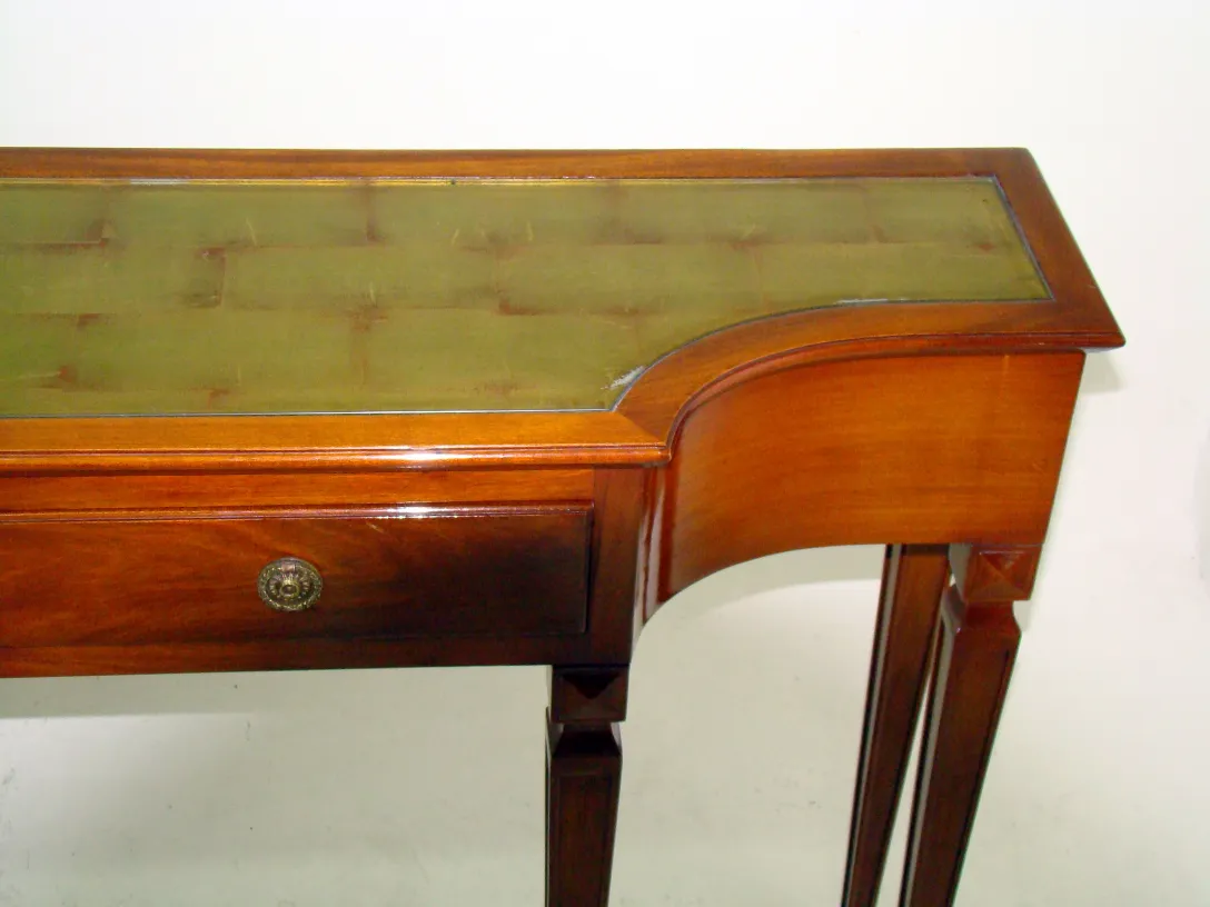 detalle de antigua consola comte con decoración