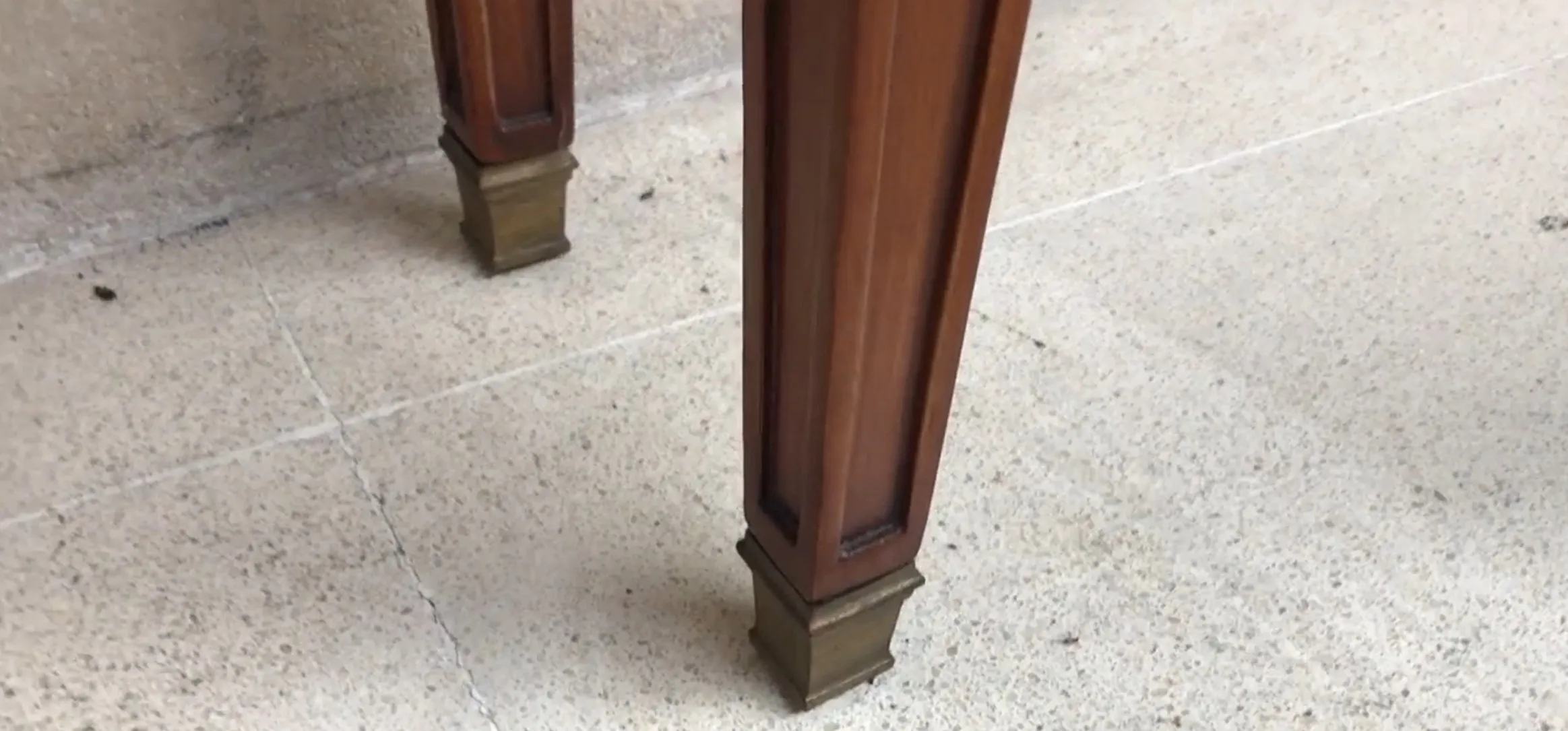 Vista dettagliata di un'antica console comte, design raffinato.