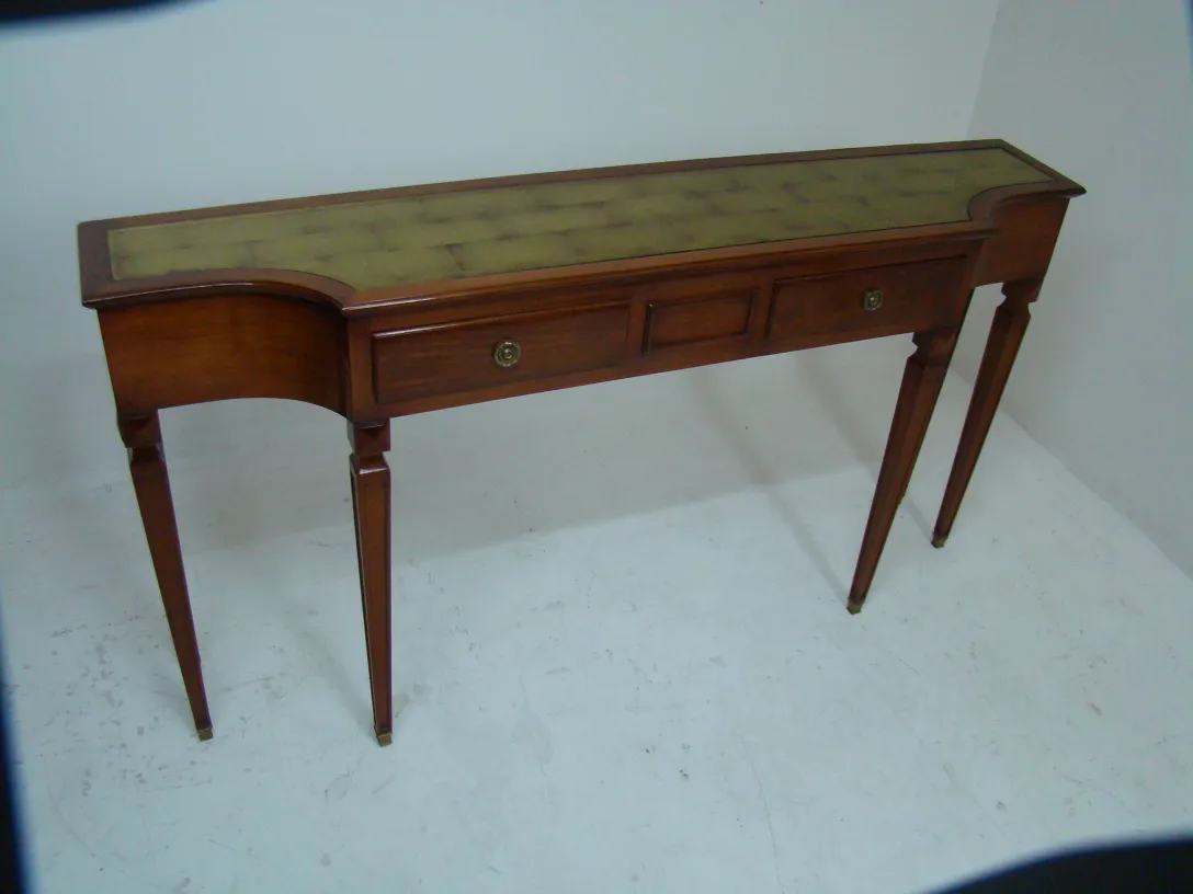 consola antigua con tres cajones y patas elegantes