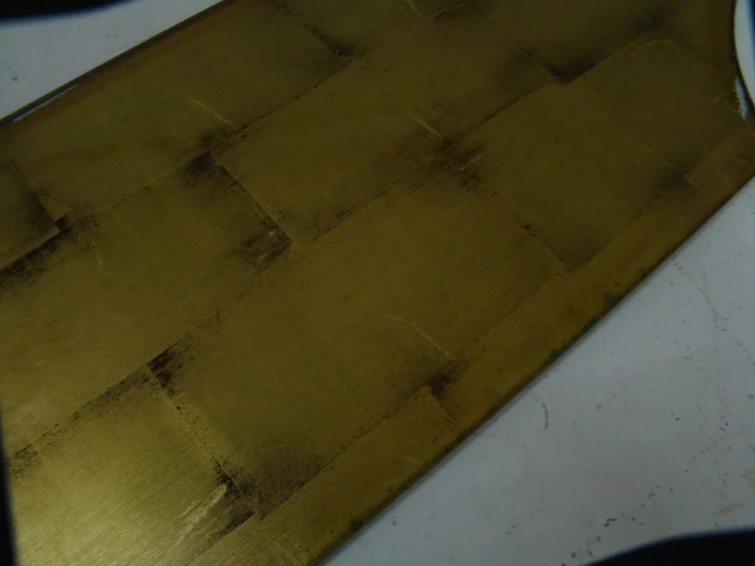 Antike goldene Konsole, sichtbare Oberflächendetails