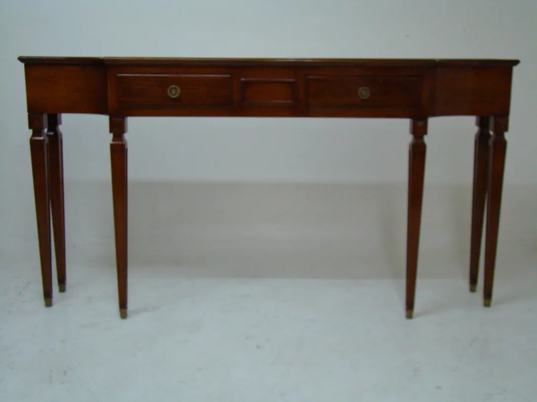 Consola antiga com três gavetas e pernas elegantes