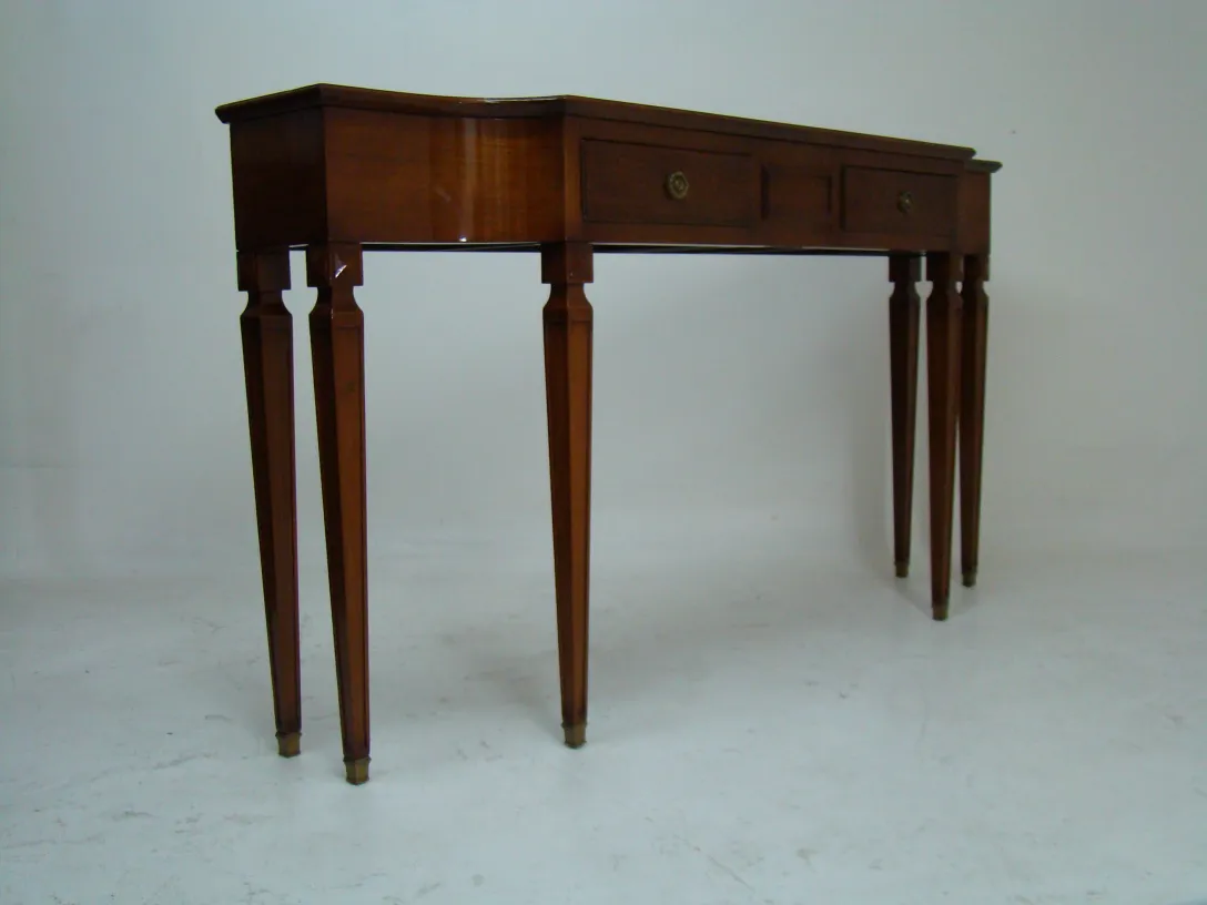 antike dresuar mit elegantem design und gedrechselten füßen