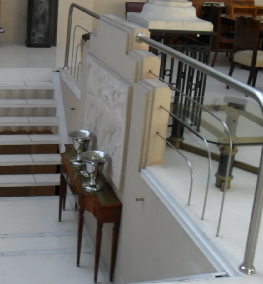 antiga mesa de console com detalhes elegantes e decorativos, adornada com vasos prateados