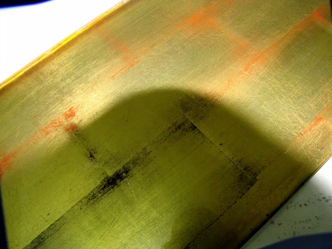 vista detallada de una antigua consola comte con diseño decorativo