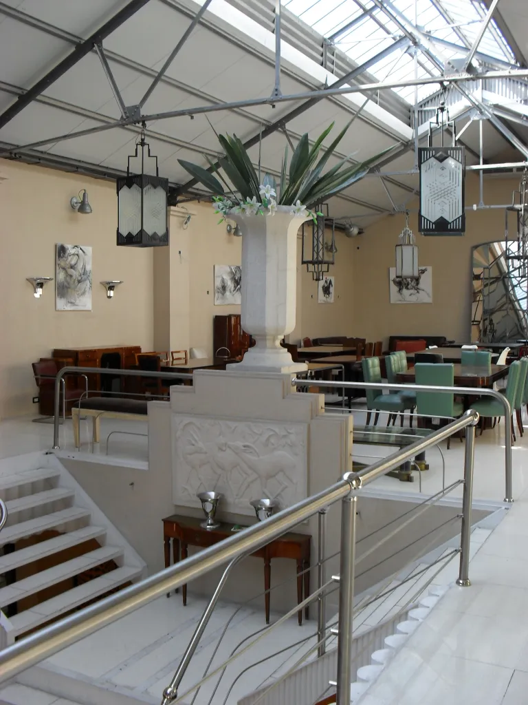 antigua consola en un ambiente elegante con plantas