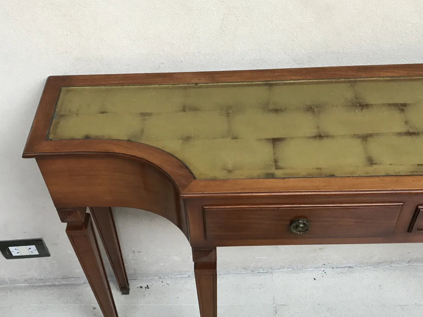antica console comte con superficie curvata marrone e cassetto