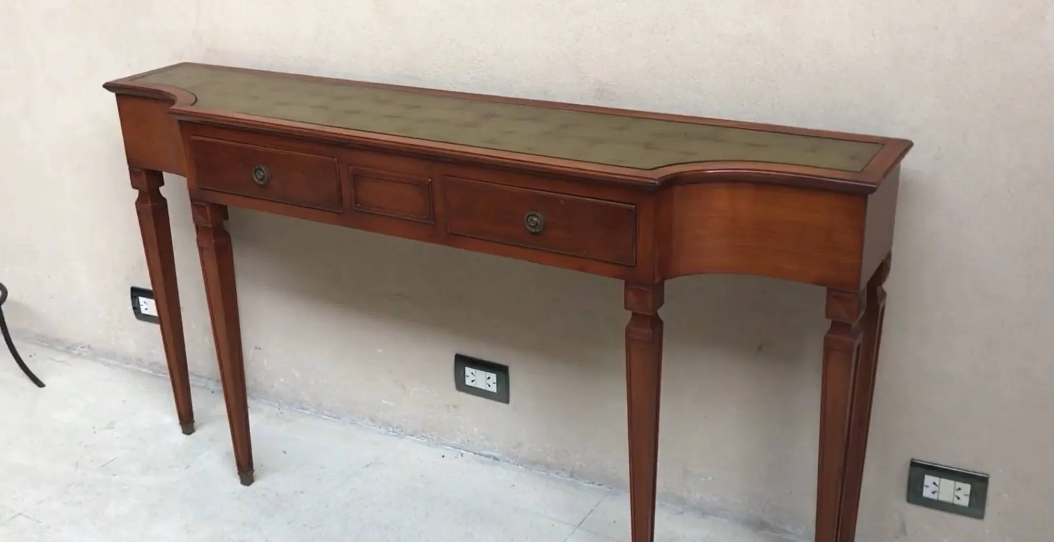 consola antigua comte con superficie elegante