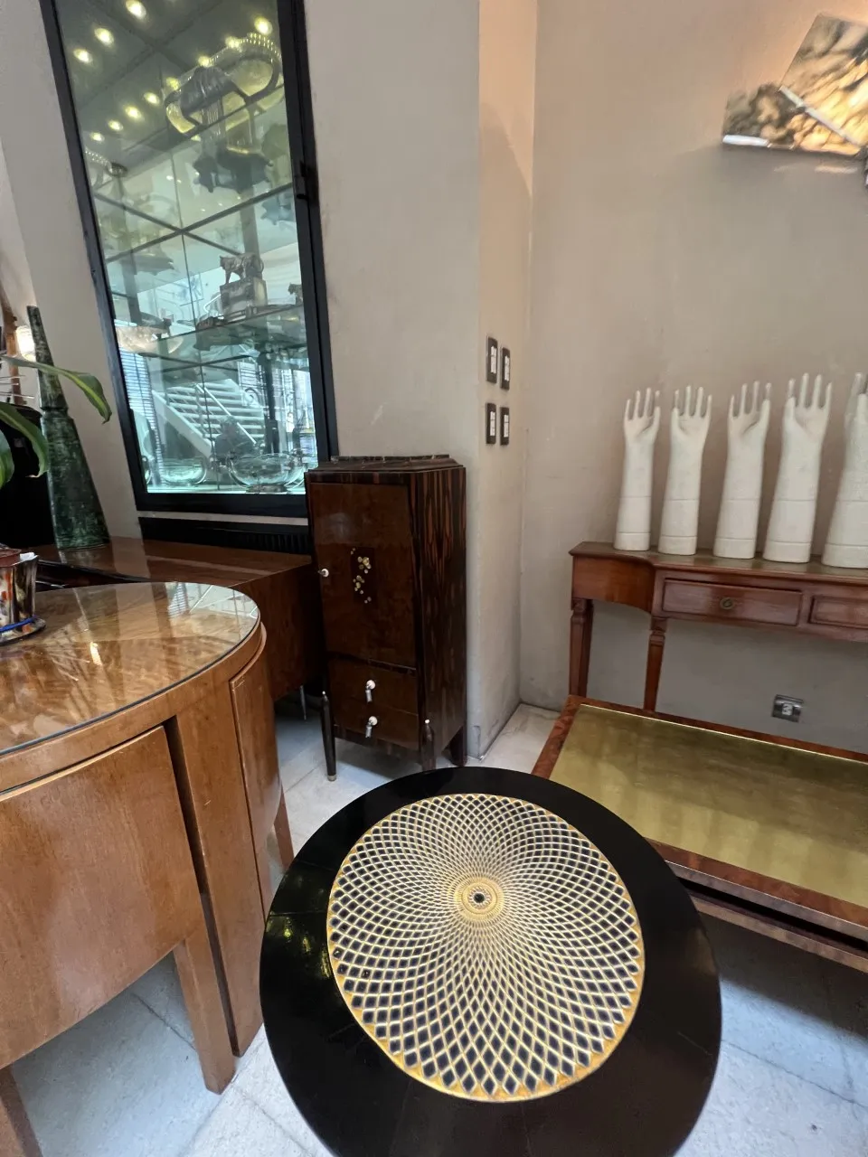 Antique Comte console with decorative design, unique details, elegant atmosphere.